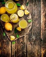 frisch Limonade gemacht mit reif Zitronen. foto