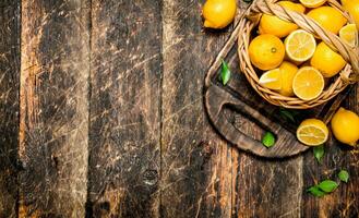 frisch Zitronen im ein Korb. foto