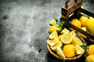 frisch Zitronen im ein hölzern Kasten. foto