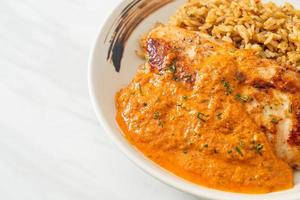 gegrilltes Hühnersteak mit roter Currysauce und Reis - muslimische Küche