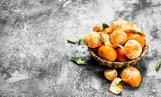 frisch Mandarinen im ein Korb. foto