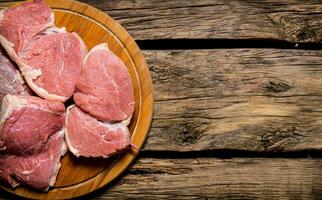 roh frisch Fleisch auf Schneiden Tafel. auf hölzern Tisch. foto