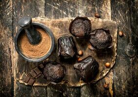 Schokolade Muffins auf das Tafel. foto