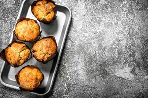 Muffins mit Honig und Nüsse auf das Tafel. foto