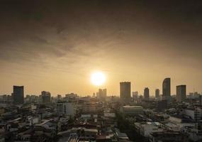 Städtischer Blick auf die Skyline von Phnom Penh in Kambodscha bei Sonnenuntergang