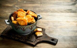 Hähnchen Nuggets im ein Schüssel auf das Tafel. foto