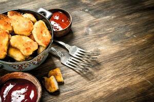 frisch Hähnchen Nuggets mit Soße und Gewürze. foto