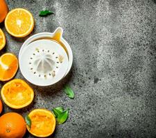 frisch gedrückt Orange Saft mit Stücke von Obst . foto