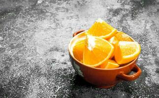 frisch Scheiben von Orangen im ein Schüssel. foto