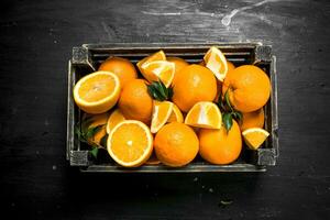 frisch Orangen im ein alt Kasten. foto