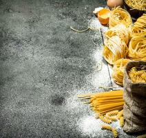 Pasta Hintergrund. Kochen anders Typen von Pasta. foto