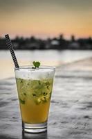 Maracuja-Mojito-Mix-Cocktail-Getränk mit pikantem Eiweißschaum in der Bar am Flussufer von Vientiane Laos foto