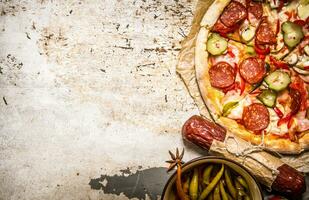 lecker Pizza mit Peperoni und Tomate Soße. foto