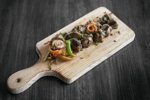 gegrillter frischer Wurstvorspeisen-Tapas-Snack auf rustikalem Holzbrett foto
