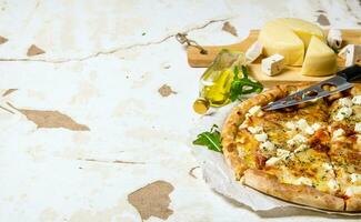 Käse Pizza mit Tomaten, Oliven und frisch Käse. Ö foto