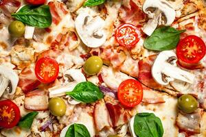 frisch Pizza mit Tomate. foto