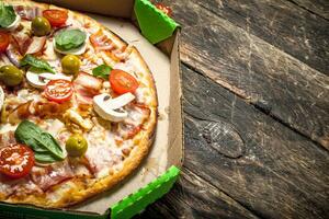 Pizza mit frisch Gemüse im ein Kasten. foto
