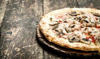 Pizza mit Pilze und Schinken. foto
