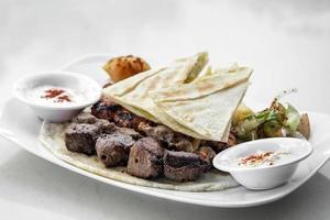 libanesisches Meshwi gemischtes BBQ-Grillfleisch-Set mit Hühnchen, Lamm und Rindfleisch in Beirut Restaurant foto