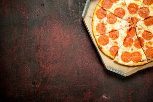Peperoni Pizza mit Würstchen und Käse. foto