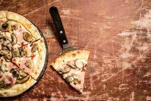Pilz Pizza mit Schinken. foto