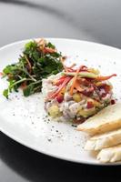 roher marinierter Wolfsbarsch-Fisch-Ceviche-Salat moderne Gourmet-Fusion-Küche Vorspeise im Restaurant Melbourne Australien