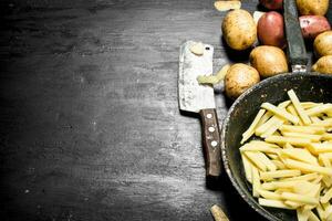 geschnitten Kartoffeln im ein alt braten Pfanne. foto