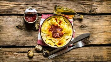 bereit Ravioli mit Tomate Soße im ein Tasse. foto