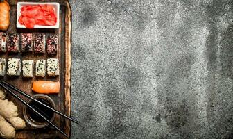 traditionell japanisch Lebensmittel. Sushi und Rollen .An rustikal Hintergrund. foto