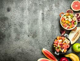 tropisch Essen . frisch tropisch Obst Salat im Schalen. foto