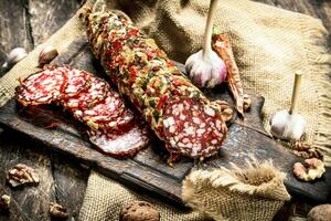 Salami mit Knoblauch und Nüsse. foto