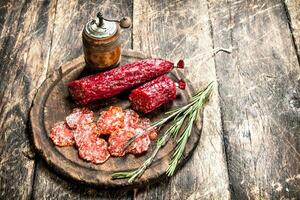 Salami mit Kräuter und Gewürze auf ein Tafel. foto