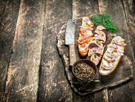 Sandwiches mit Fleisch, Meeresfrüchte und frisch Gemüse auf frisch Brot. foto