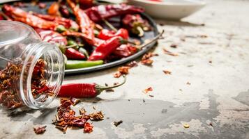 getrocknet rot Chili Pfeffer auf ein Tablett und im das Krug. foto