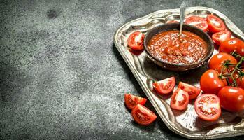 frisch Tomate Soße mit Gewürze. foto