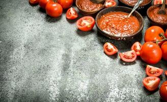 frisch Tomate Soße mit Gewürze. foto