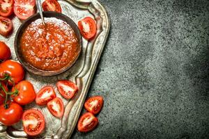 frisch Tomate Soße mit Gewürze. foto