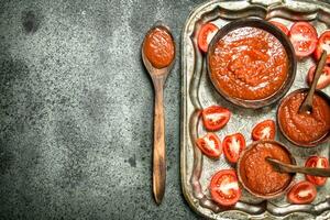 frisch Tomate Soße mit Gewürze. foto