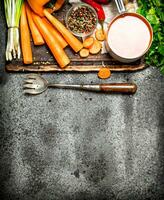 frisch Gemüse . frisch Gemüse mit Gewürze, Kräuter und Karotte Saft. auf rustikal Hintergrund. foto