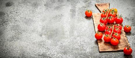 frisch Tomaten auf das alt Tafel. foto