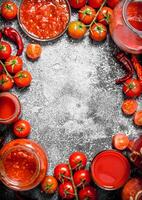 Rahmen von frisch Tomaten, Saft, Ketchup und Soße. foto