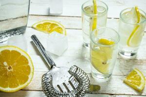 Wodka Schüsse mit Zitrone und Eis. foto