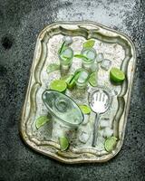 Wodka mit Limette und Eis auf ein Stahl Tablett. foto