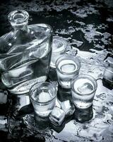 Wodka Schüsse mit Eis. foto