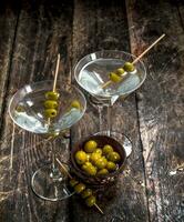 Martini mit Oliven. foto