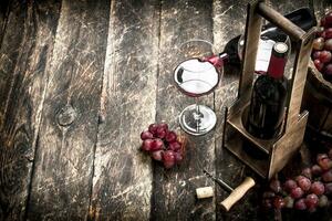 Wein Hintergrund. rot Wein mit Brille mit Trauben. foto