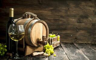 Wein Hintergrund. ein Fass von Weiß Wein mit Geäst von Grün Trauben. foto