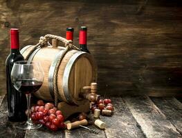 Wein Hintergrund. ein Fass mit rot Wein und frisch Trauben. foto