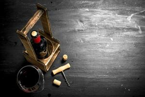 rot Wein mit ein Korkenzieher und Kork. foto