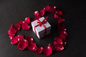 Geschenkbox mit roter Rose.